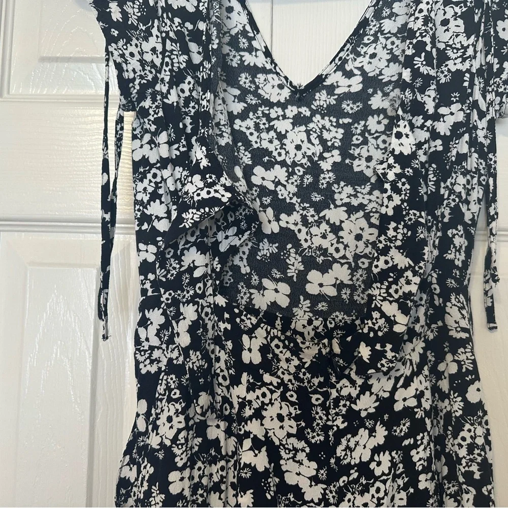 Express Black and White Floral Romper Short sleeves
Size 0 - Picture 5 of 8